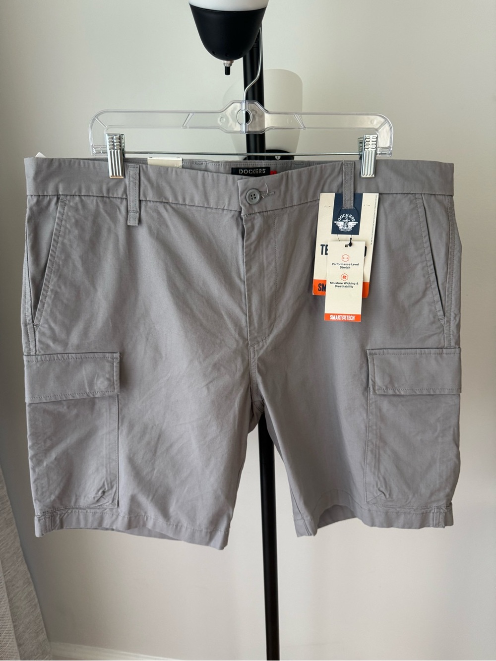 Dockers Men's Light Gray Cargo Shorts - Classic Utility Style 38
